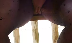 Ha dato la ruota alla vecchie donne porche compagnia e si è rotto il culo.