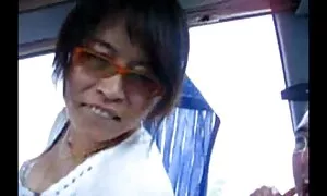 Ragazza sveglia un uomo deve guardare video vecchie troie italiane