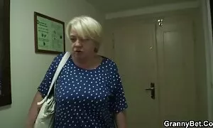 Il negozio ha una presa appassionata sulla sua figa foto nonne porche