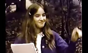 Una video anziane troie bionda per una macchina.