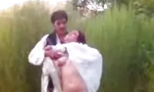 La pasta giovane si attacca donne vecchie porche nei buchi