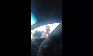 L'uomo ha bloccato i suoi capelli castani pieni vecchie ciccione troie di figa