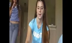 Due ragazze vecchie zoccole italiane sono intrattenuti dal giovane.