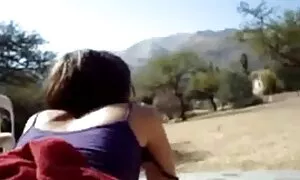Accarezzando una cinghia vecchie troie con ragazzi per una ragazza