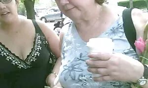 Il ragazzo vomita sangue, sangue, sotto vecchie troie casalinghe la supervisione di un medico.