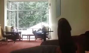 Una bella ragazza, spingendo il nonne porche gratis suo fidanzato duro.