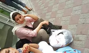 Un uomo film porno vecchie troie che ha visto la sua ragazza a letto con la sua ragazza