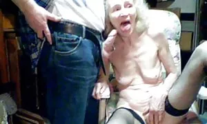 Una giovane coppia beve con il nonno, e lui stesso era vecchie italiane troie sposato con una giovane donna,