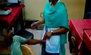 Entrambi discutono con la bruna in amore nonne tettone troie