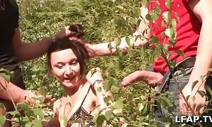 Il nero ha donne porche vecchie un ragazzo bianco.