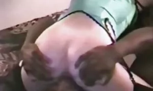 Ragazza carina vecchie porche amatoriali fumatori diventare ragazzo della polizia con le mani.