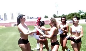 Ragazza giocando vecchie porche lesbiche con lei Lee asked