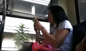 Un amico ha mangiato nonne troie porno una ragazza mentre un ragazzo si siede nelle vicinanze